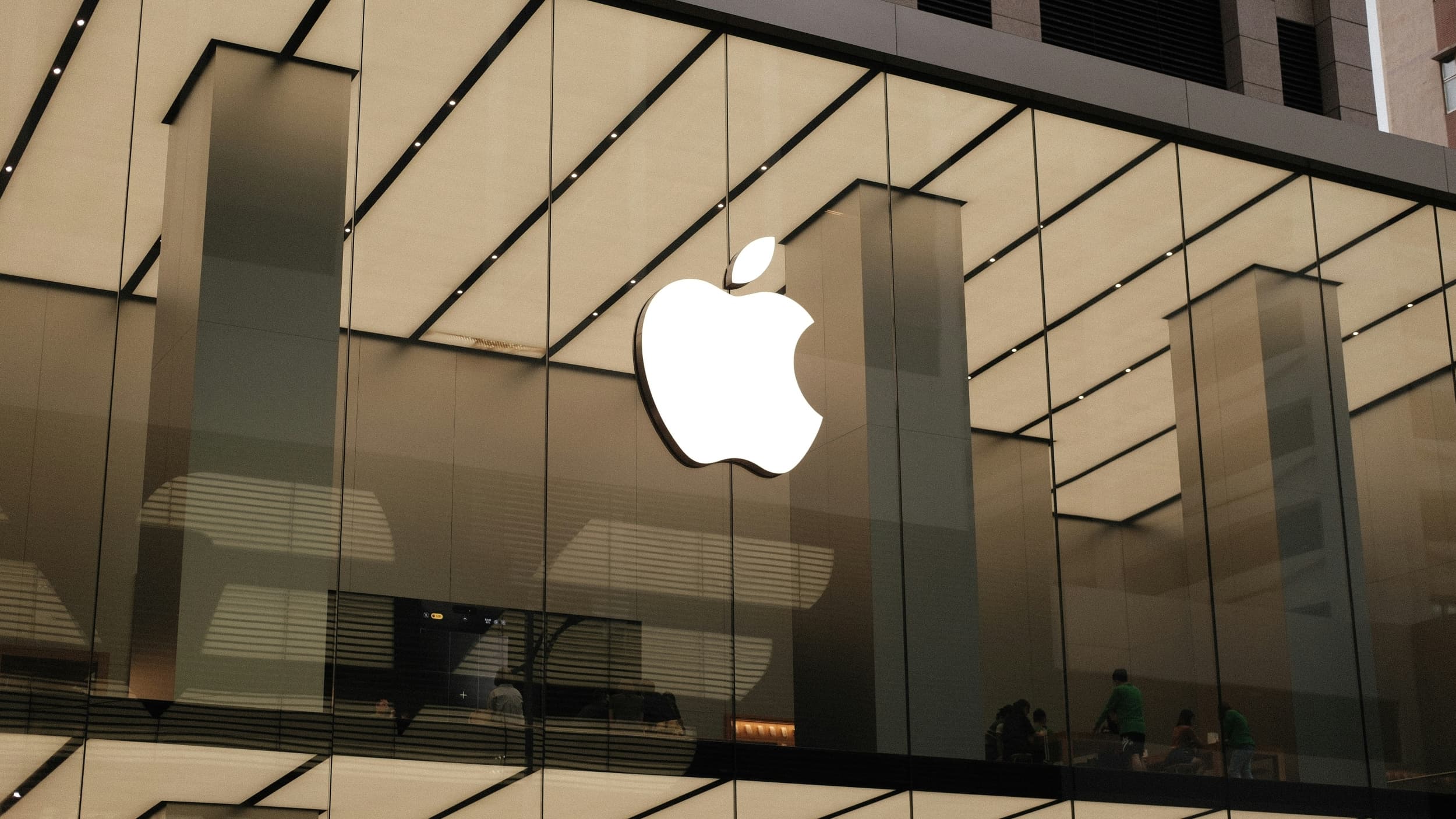 Apple Stock Holds Steady Near $252 as Geopolitical Tensions and Oil Surge Test Tech Resilience
