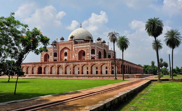 Delta: Newark – New Delhi, India. $666 (Basic Economy) / $816 (Regular Economy). Roundtrip, including all Taxes